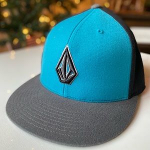 Volcom Turquoise Black Premium Fitted Cap with flexfit tech Sz 7 1/4 - 7 5/8
